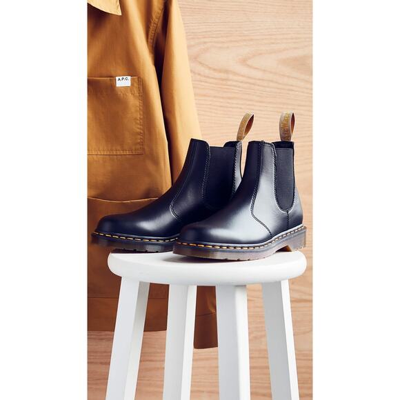 DR. MARTENS MEN\'S 2976 FELIX RUB OFF CHELSEA BOOT, BLACK, 5 MEN/6 WOMEN US main image 4
